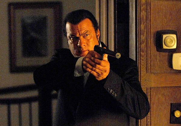 Steven Seagal ve filmu Smrtící zbraň z roku 2008.