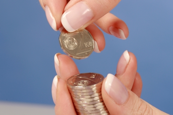 Tuzemské banky denně na poplatcích vydělají 107 milionů korun.
