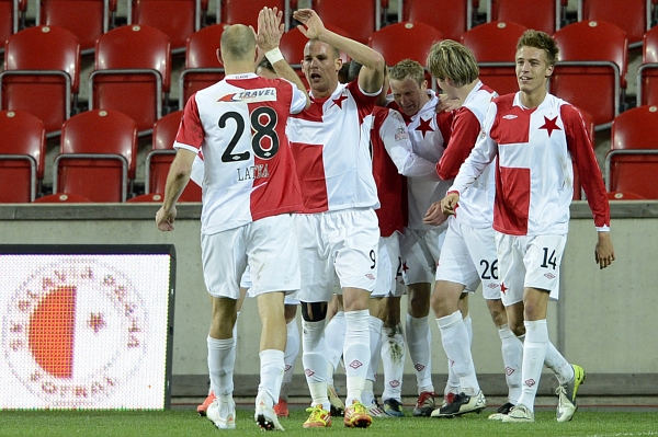 Fotbalisté pražské Slavie se radují z prvního gólu.
