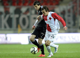 Vitalij Trubila ze Slavie (vpravo) v souboji s žižkovským Matejem Sivričem.