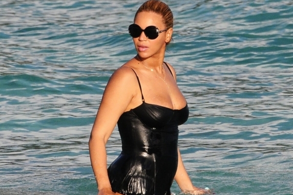 Zpěvačka Beyoncé v plavkách. Zpěvačka Beyoncé v plavkách.