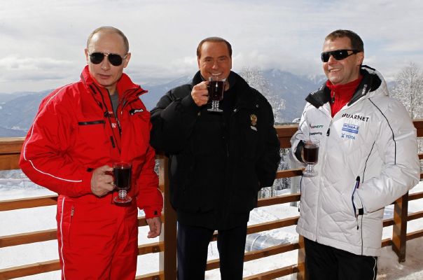 Berlusconi po březnových prezidentských volbách v Rusku navštívil Soči, kde strávil víkend ve společnosti Putina a dosluhujícího prezidenta Dmitrije Medveděva.