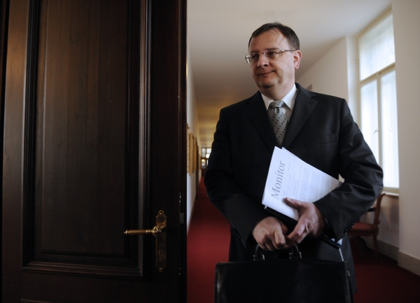 Premiér Nečas přichází na středeční jednání vlády.