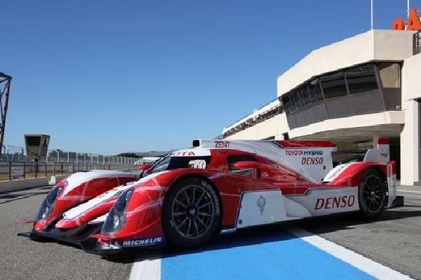 Hybridní vůz TS030 ve stavu, kdy je ještě závodění schopen.