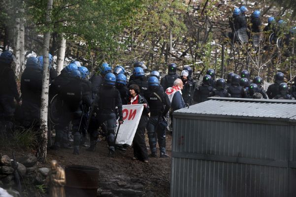 Jeden z protestů se konal u pozemků, kde má začít stavba železničního tunelu pod Alpami.