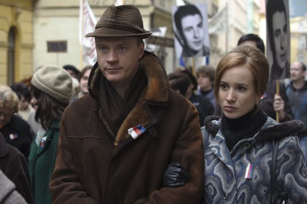 Hlavní hrdinku, advokátku Burešovou, ve filmu ztvárnila Táňa Pauhofová.