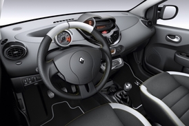 Zajímavé uspořádání přístrojové desky.