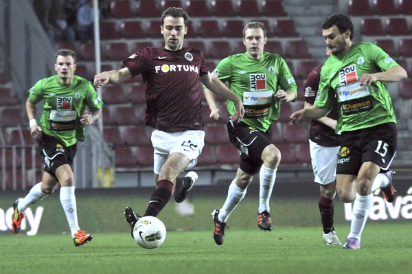 Sparťan Josef Hušbauer (uprostřed) se snaží proniknout Jabloneckou obranou.