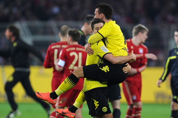 Fotbalisté Dortmundu slaví vítězství nad Bayernem.