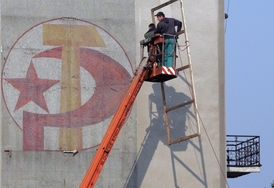 Mozaika s komunistickými symboly v Semilech.