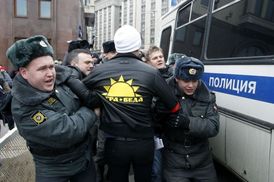 Demonstranty před dumou policie zatkla.