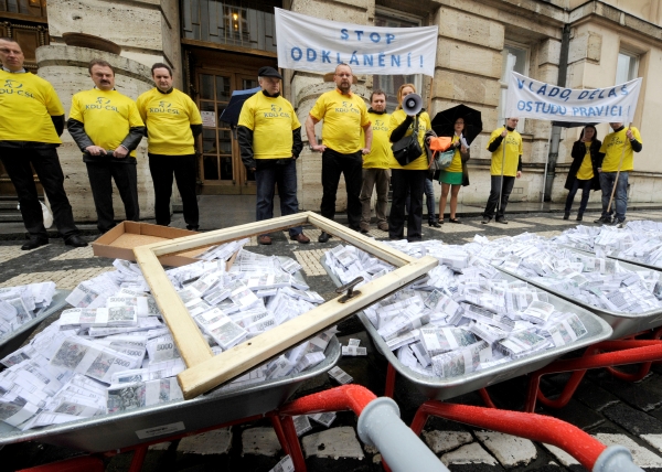 Protestní happening KDU-ČSL a mladých lidovců proti údajnému vytunelování 3,5 miliardy korun na zakázku ministerstva práce a sociálních věcí na nový software pro výplatu sociálních dávek se uskutečnil 12. dubna před sídlem ministerstva v Praze.