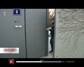 Radě se nelíbí zejména část reportáže, kdy kamera nahlíží dveřmi do Janouškova domu.