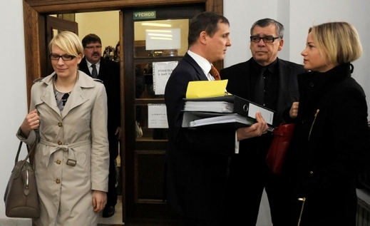 Kristýna Kočí a Vít Bárta před příchodem k soudu. Kristýna Kočí a Vít Bárta před příchodem k soudu.