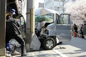 Třicetiletý Šingo Fudžisaki přejel křižovatku v turisty oblíbené části Gion na červenou a najel do davu lidí.