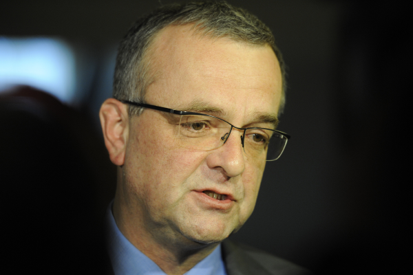 Miroslav Kalousek požadavkům odborů ustoupit nechce. Miroslav Kalousek požadavkům odborů ustoupit nechce.