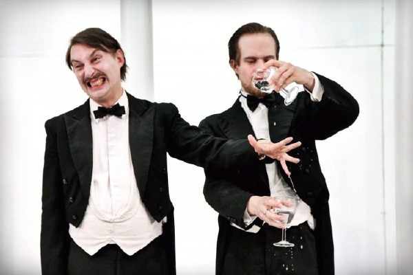Robert Mikluš (vlevo) a Jan Kolařík v nové inscenaci Jana Mikuláška Doktor Faustus. Robert Mikluš (vlevo) a Jan Kolařík v nové inscenaci Jana Mikuláška Doktor Faustus.
