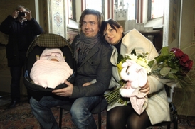 Jitka Čvančarová s Petrem Čadkem a dcerkou.