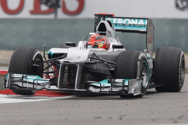 Michael Schumacher na trati pátečního tréninku na Velkou cenu Číny.