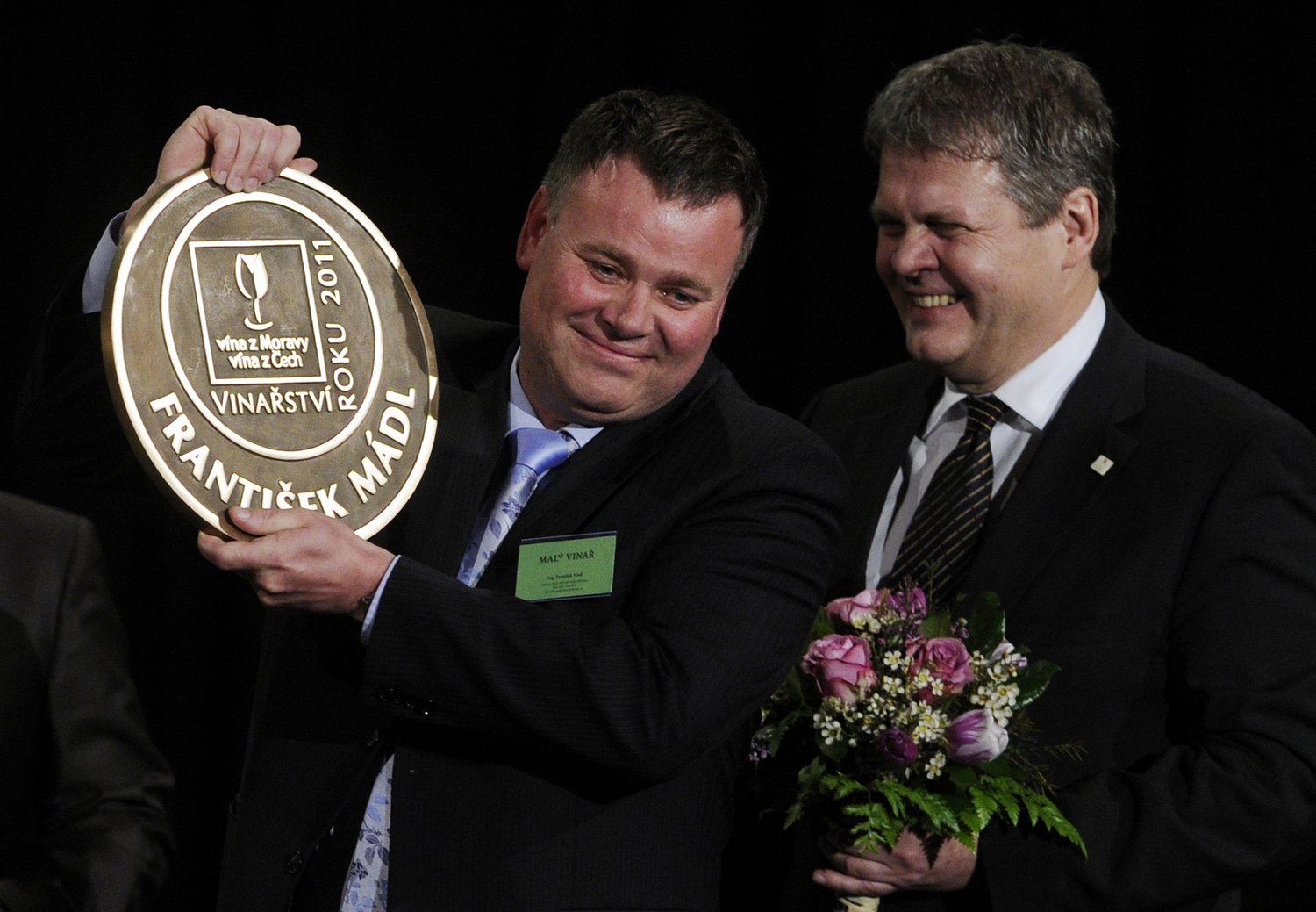 Šťastný František Mádl s trofejí Vinařství roku 2011 (vpravo ředitel Vinařského fondu Jaroslav Machovec).