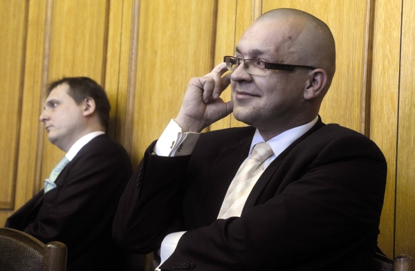 Dokument vznikl ze sedmdesátihodinového záznamu soudu s Vítem Bártou a Jaroslavem Škárkou.