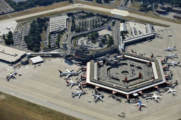 Letiště Tegel leží 35 kilometrů od druhého vzdušného přístavu Schönefeld.