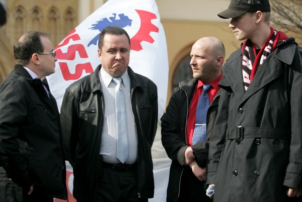 Předseda Dělnické strany sociální spravedlnosti Tomáš Vandas (vlevo) a vedle něj stojící místopředseda této partaje Jiří Štěpánek, který na ministerstvu zaregistroval značku Holešovská výzva.