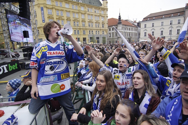 Fanoušci Komety Brno sledovali utkání s Pardubicemi i na náměstí.