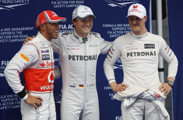 Vítěz Rosberg (uprostřed) s Michaelem Schumacherem (vpravo) a Lewisem Hamiltonem.