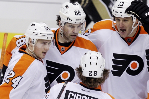 Jaromír Jágr (68) slaví se spoluhráči svůj gól do sítě Pittsburghu.