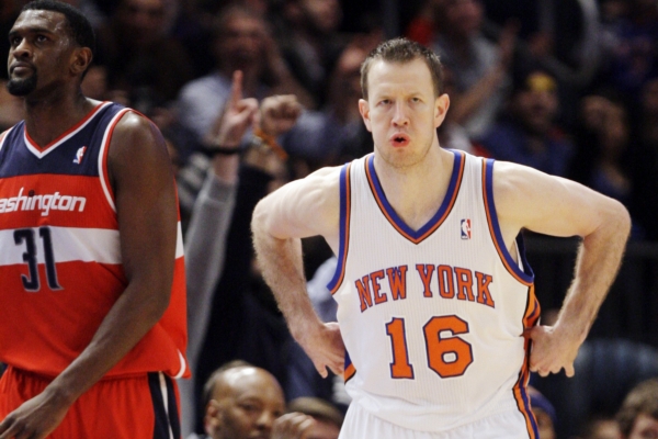 Steve Novak z New Yorku staví úspěšnou trojku v zápase proti Washingtonu.