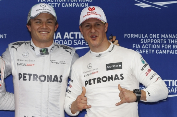 Piloti Mercedesu Nico Rosberg (vlevo) a Michael Schumacher odstartují v Číně z první řady. Piloti Mercedesu Nico Rosberg (vlevo) a Michael Schumacher odstartují v Číně z první řady.