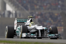 Nico Rosberg s mercedesem v sobotní vítězné kvalifikaci.