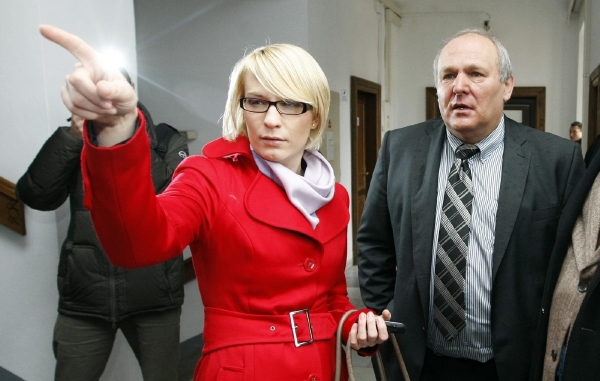 Kristýna Kočí a Stanislav Huml jsou příkladem veřejných činitelů, kteří opustili klub, za nějž byli zvoleni. Každý ale z jiného důvodu.