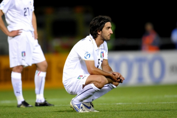 Piermario Morosini zemřel po kolapsu ve fotbalovém zápase. Piermario Morosini zemřel po kolapsu ve fotbalovém zápase.