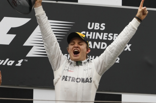 Nico Rosberg se v Číně raduje z prvního vítězství v kariéře.