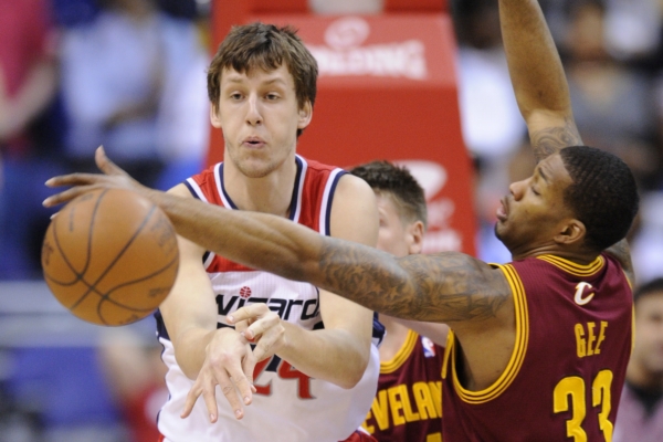 Jan Veselý přihrává v utkání NBA proti Clevelandu.