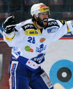Útočník Komety Radek Dlouhý.