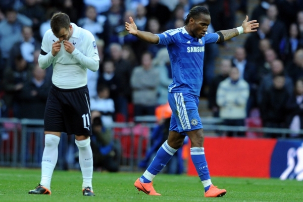 Útočník Chelsea Didier Drogba (vpravo). Útočník Chelsea Didier Drogba (vpravo).