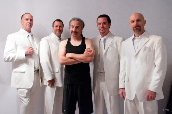 Faith No More klamou zjevem: na pódiu se i dnes dokážou pěkně rozdivočet.