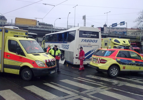 Na Florenci došlo ke srážce tramvaje s autobusem.