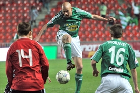 Střílející útočník Bohemians Lukáš Hartig.