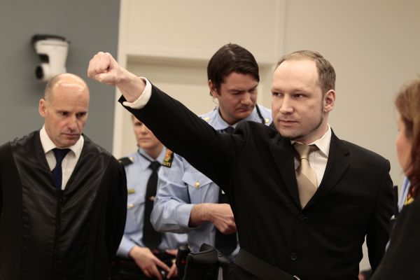 Breivik u soudu zopakoval takzvaný "templářský pozdrav". 