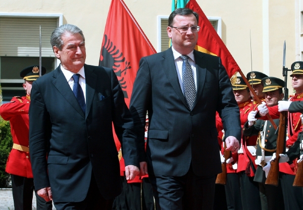 Albánský premiér Sali Berisha (nalevo) a jeho český protějšek Petr Necas.