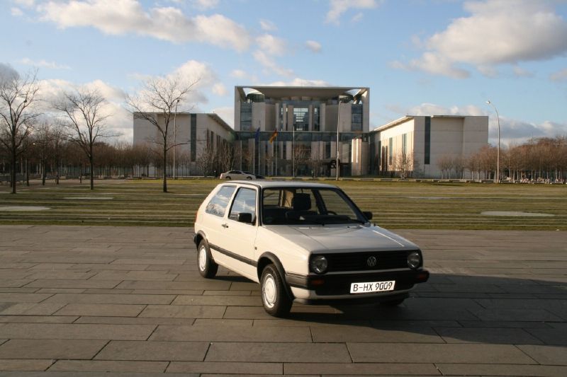 Současný majitel vyfotografoval auto před budovou kancléřství.