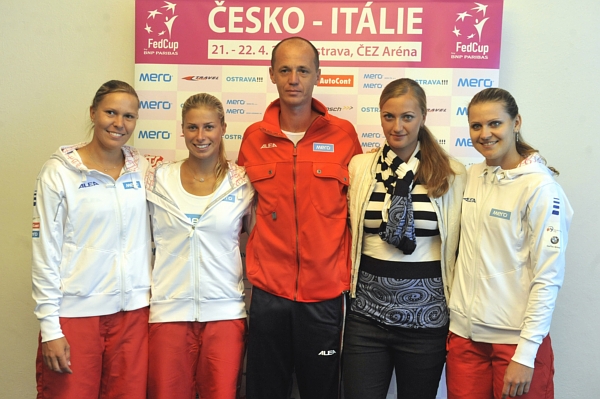 Trenér Petr Pála (uprostřed) a tenistky (zleva) Lucie Hradecká, Andrea Hlaváčková, Petra Kvitová a Lucie Šafářová před semifinálovým utkáním Fed Cupu s Itálií.