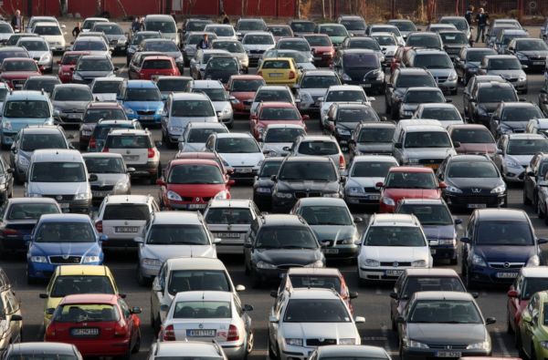 Poptávka po nových automobilech v Evropské unii v březnu propadla meziročně o sedm procent, což je největší pokles od roku 1998. 