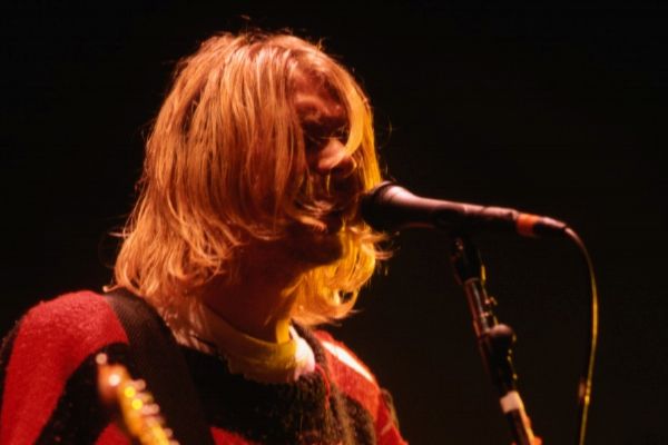 Zpěvák a kytarista Kurt Cobain.