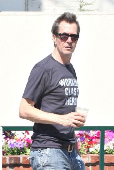 Herec a režisér Gary Oldman.