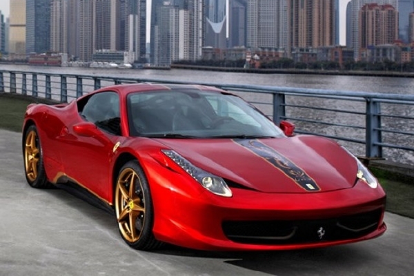 Nový barevný odstín Marco Polo Red a zlaté doplňky, to je limitovaná edice Ferrari pro autosalon v Pekingu.